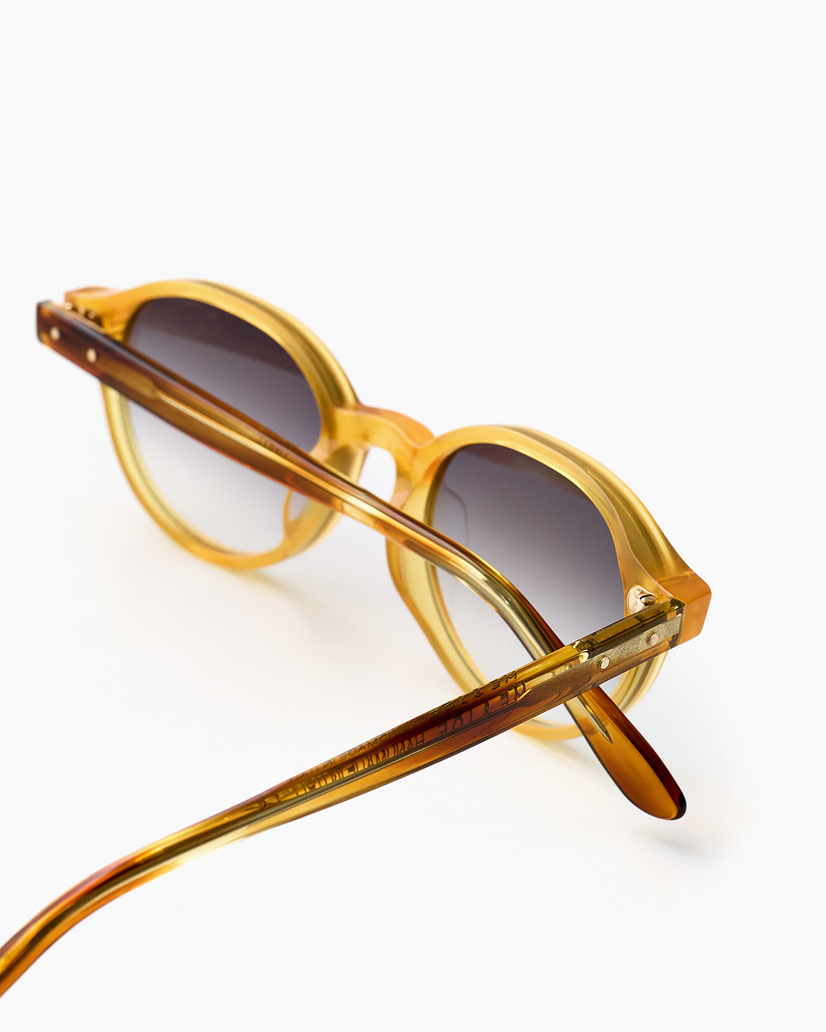 ME & JOE Bowie honey sunglasses with black degrade lenses – angled view
