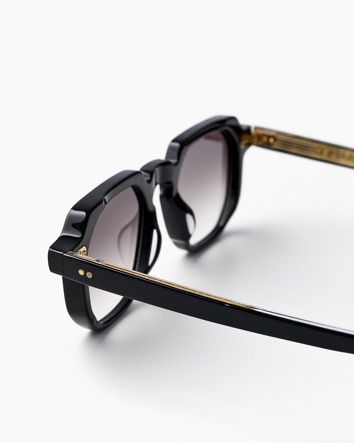 ME & JOE Kubik black sunglasses – angled view