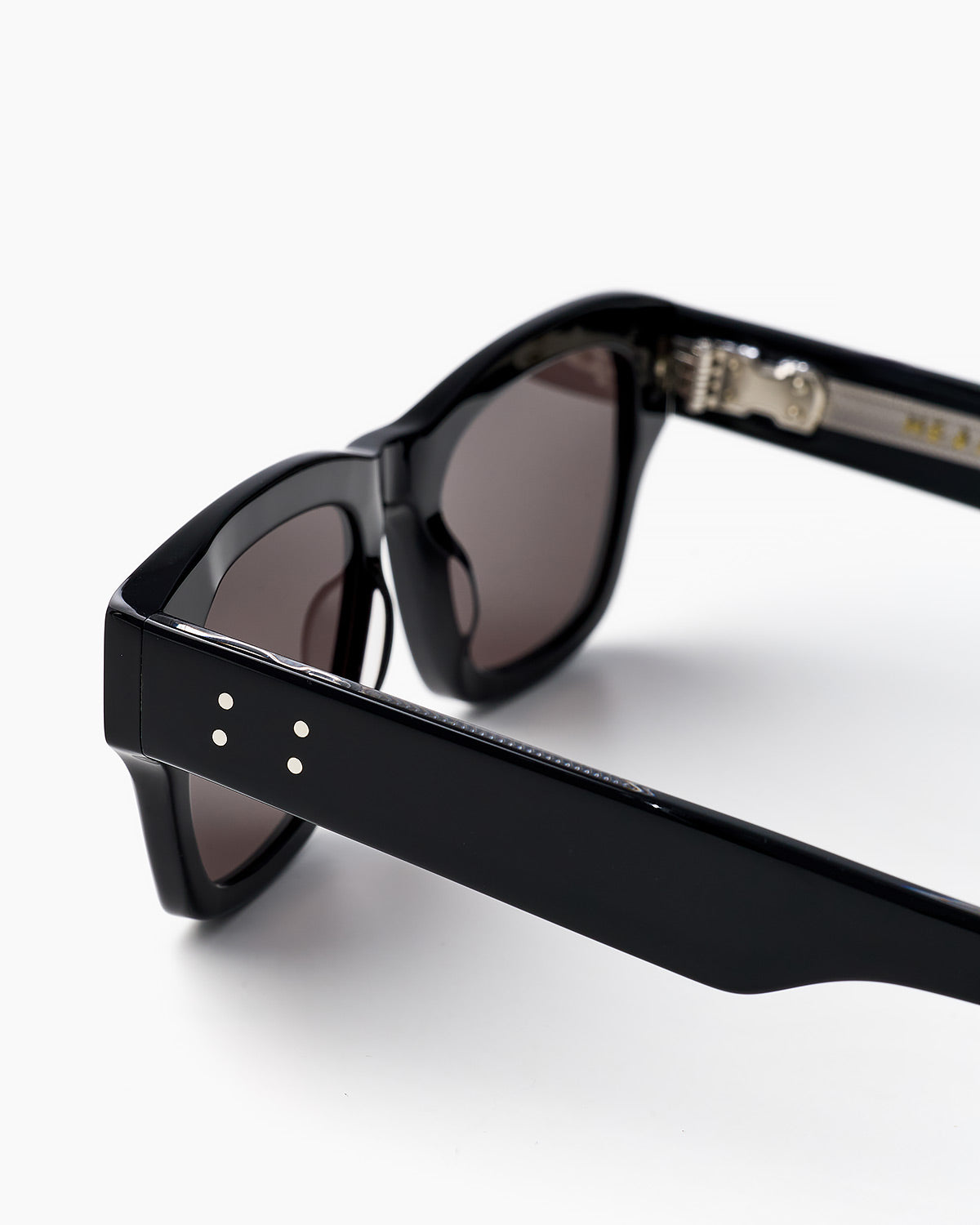 ME & JOE Nolan black sunglasses – detailed view