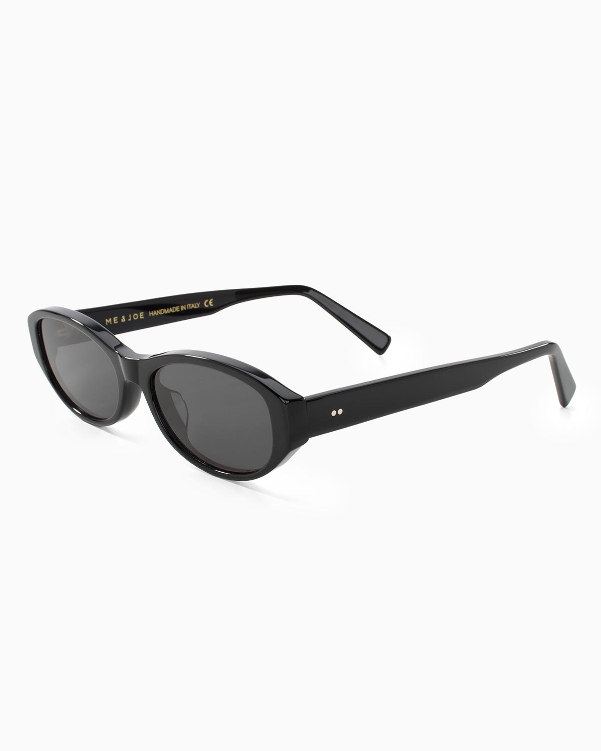 ME & JOE Muse black sunglasses-front three-quarter view