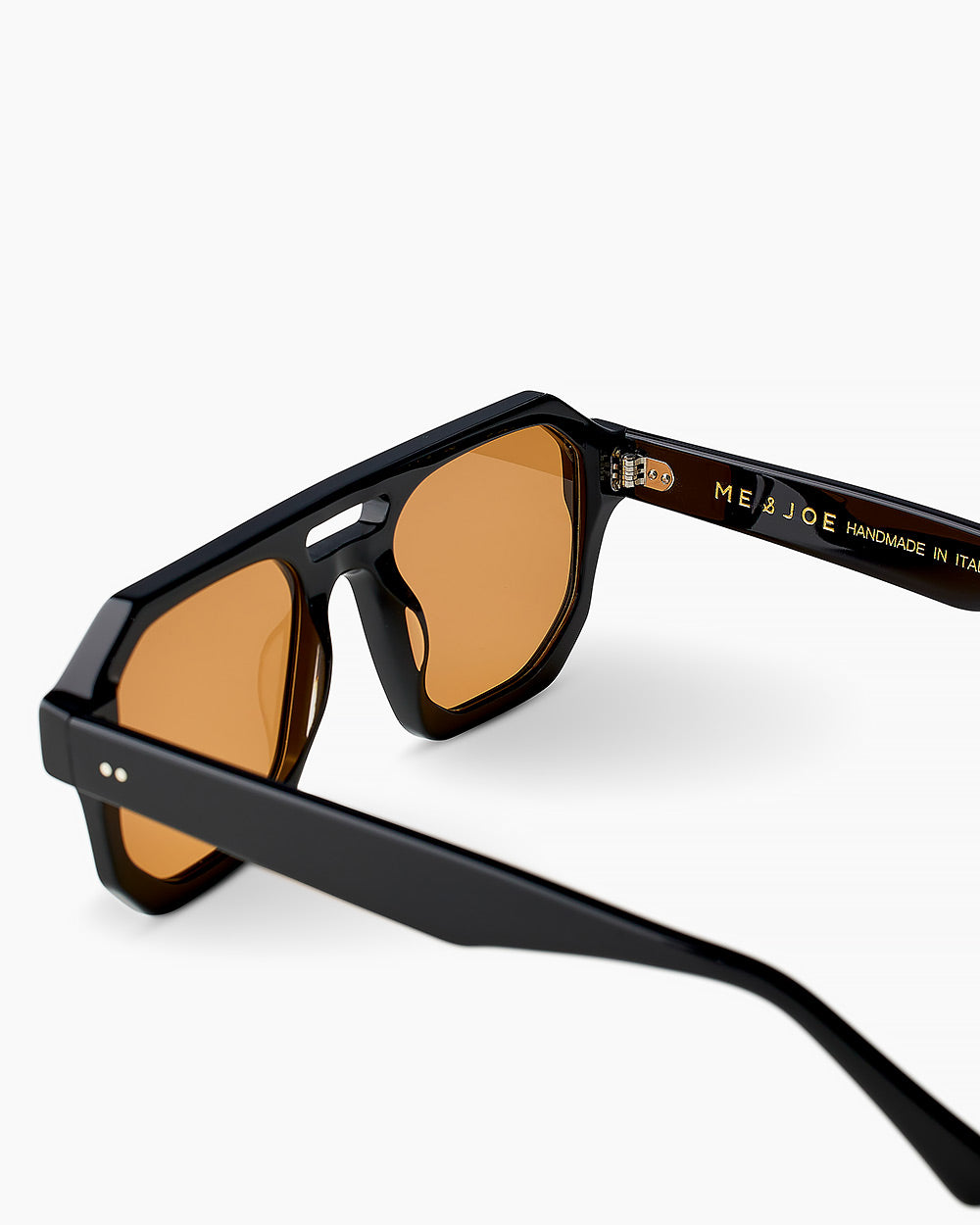 ME & JOE Russel Black sunglasses with orange lenses – detail view