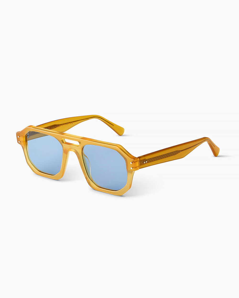 ME & JOE Russel honey sunglasses with blue lenses – three-quarter view