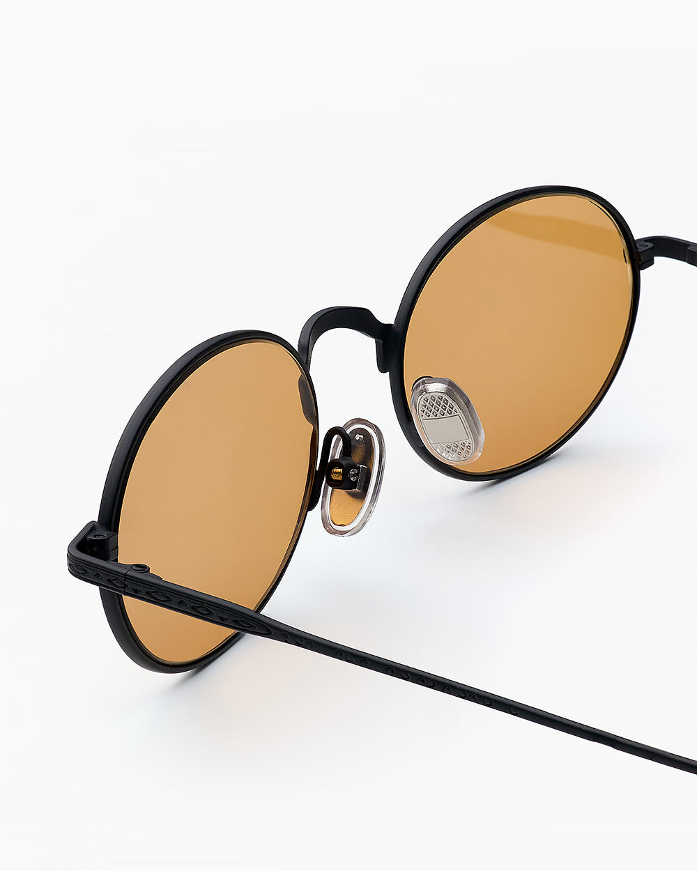 ME & JOE Soma black sunglasses with orange lenses– detail view