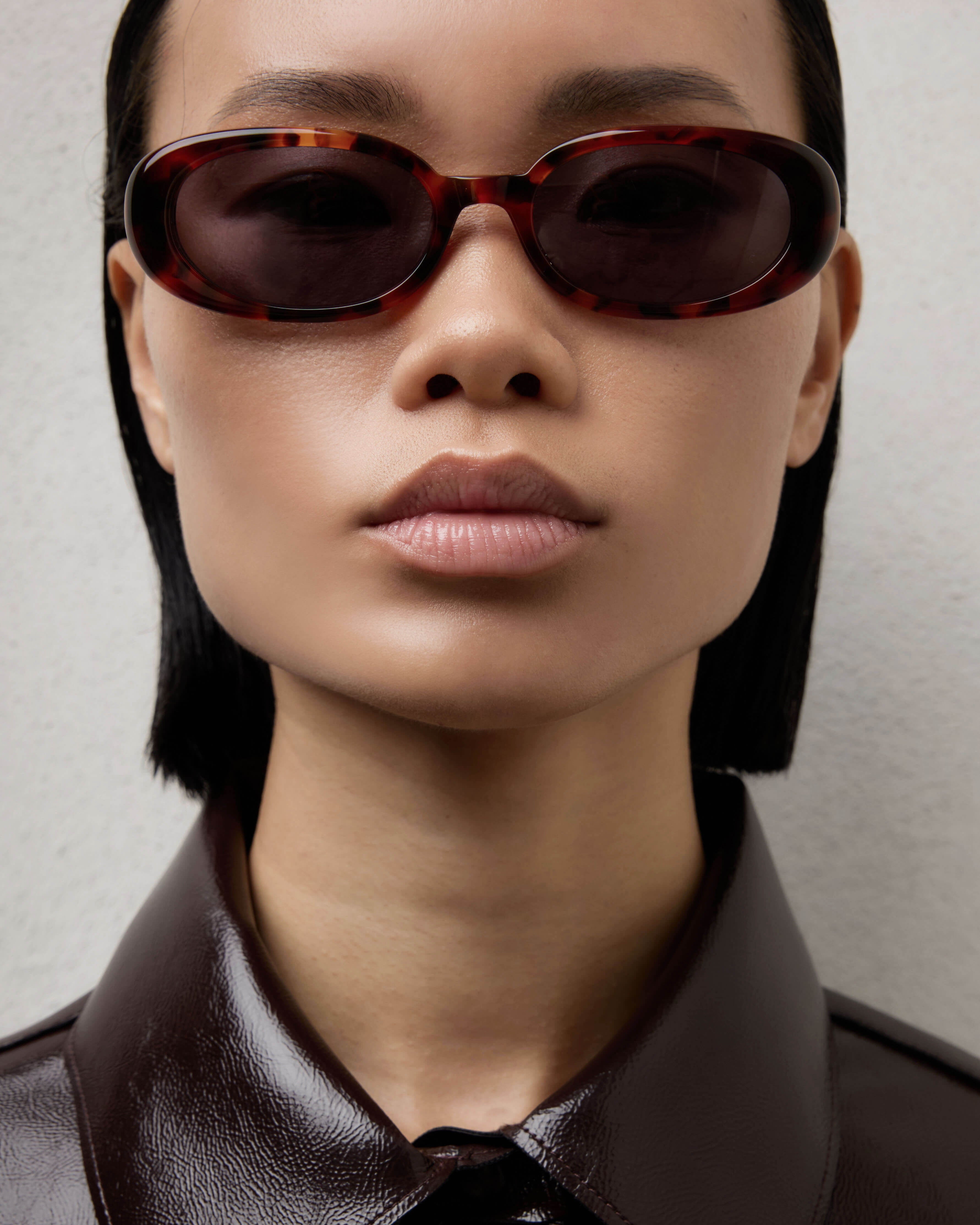 SUNGLASSES-WOMEN-MEN-UNISEX-ARIA-TORTOISE model photo-featured_woman |TORTOISE