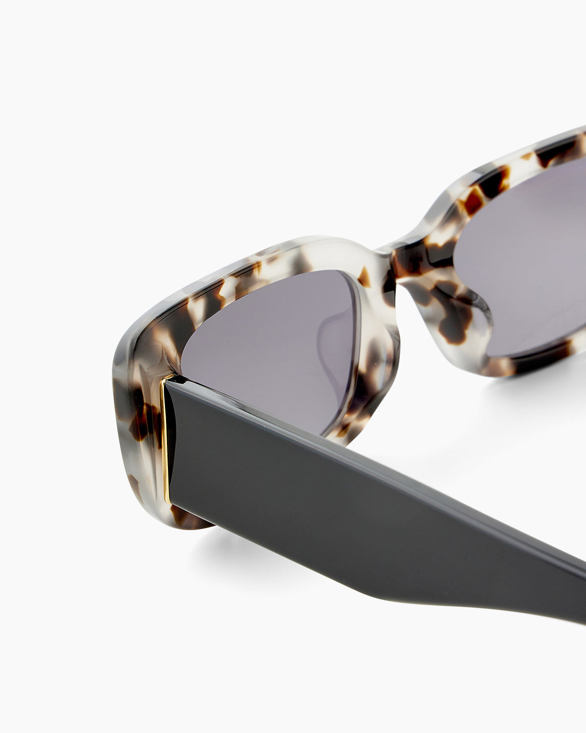 SUNGLASSES-WOMEN-MEN-UNISEX-CAMERON-BLACK-DETAIL |STRACCIATELLA