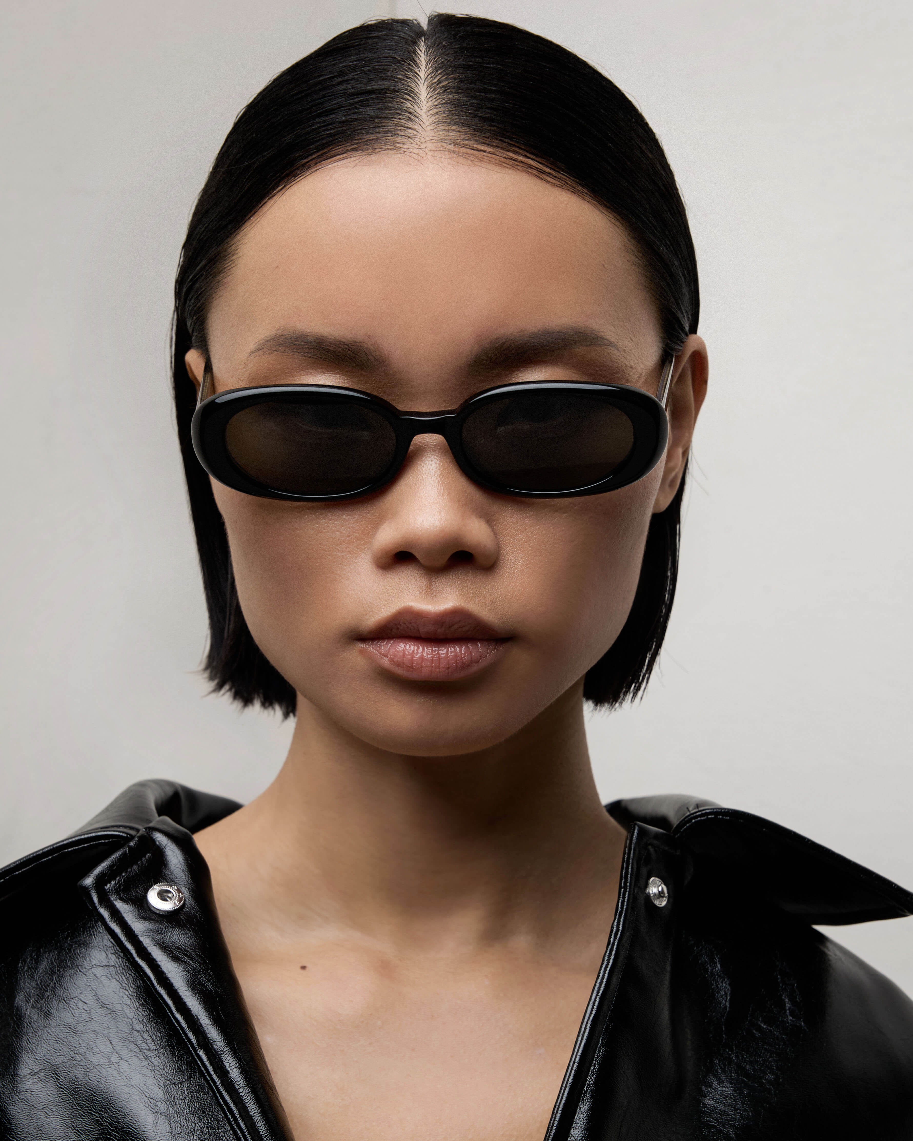 SUNGLASSES-WOMEN-MEN-UNISEX-ARIA-BLACK-FRONT model photo-featured_woman|BLACK
