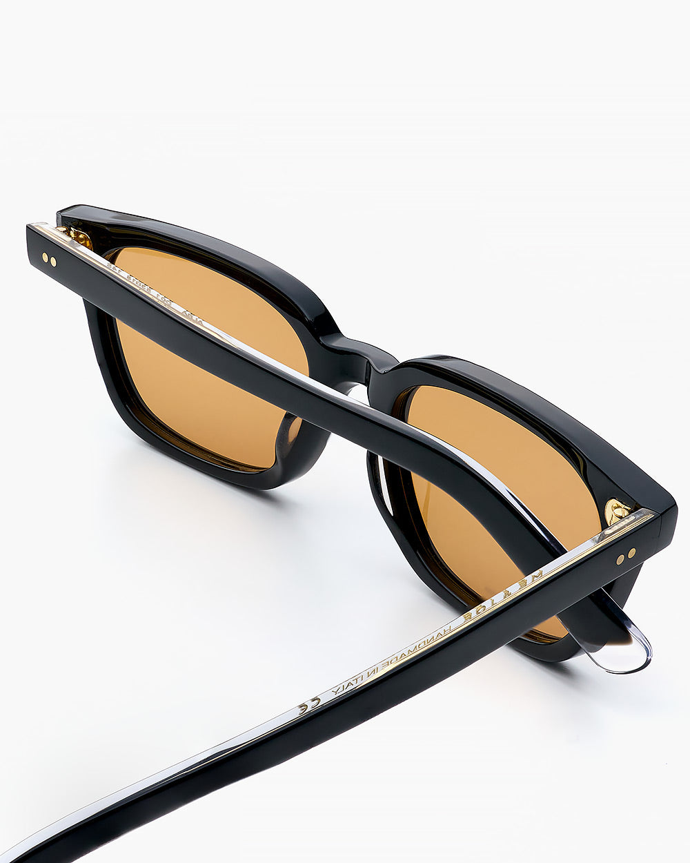ME & JOE Alba black sunglasses with orange lenses – detail view