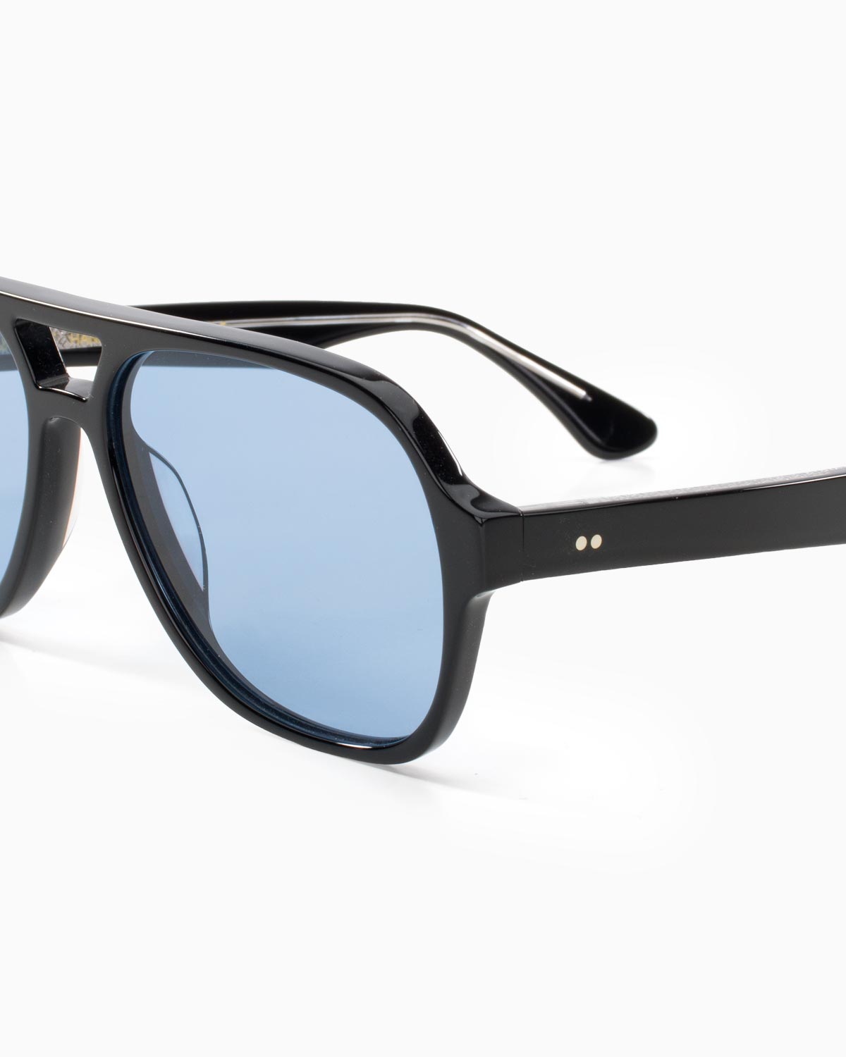 ME & JOE Atlas Black sunglasses with blue lenses – frame detail