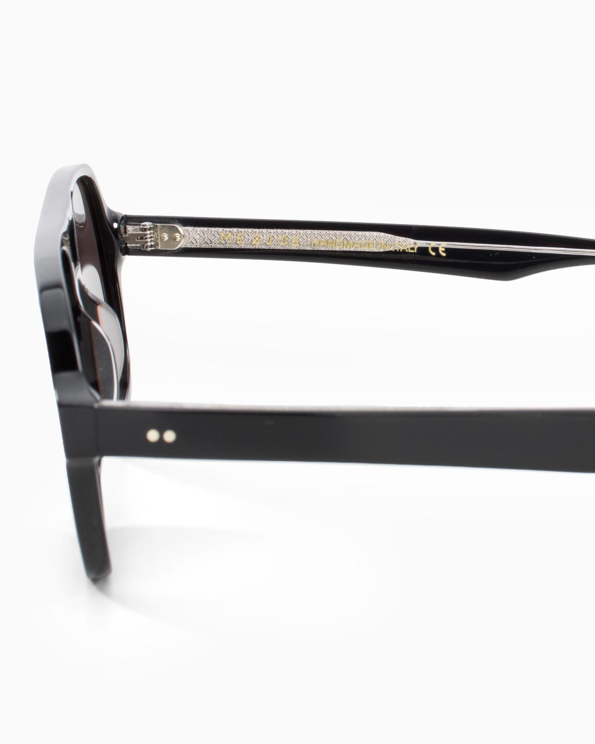 ME & JOE Atlas Black sunglasses – temple and logo detail