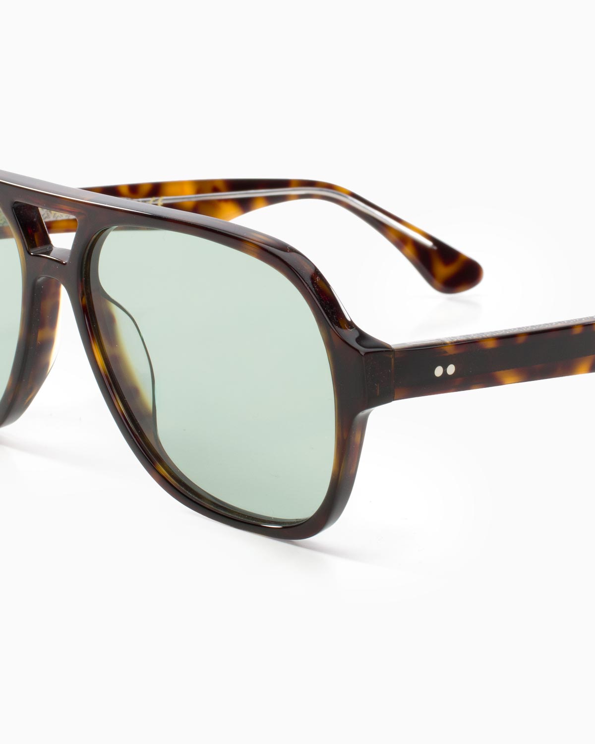 ME & JOE Atlas Tortoise sunglasses with light green lenses – frame detail