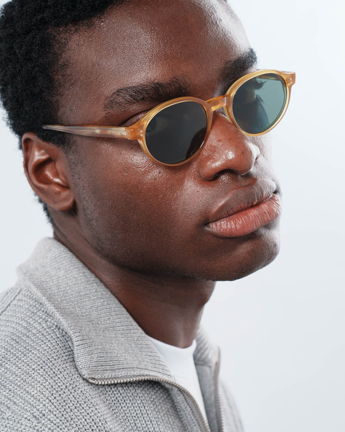Man wearing ME & JOE Bowie honey sunglasses – three-quarter view