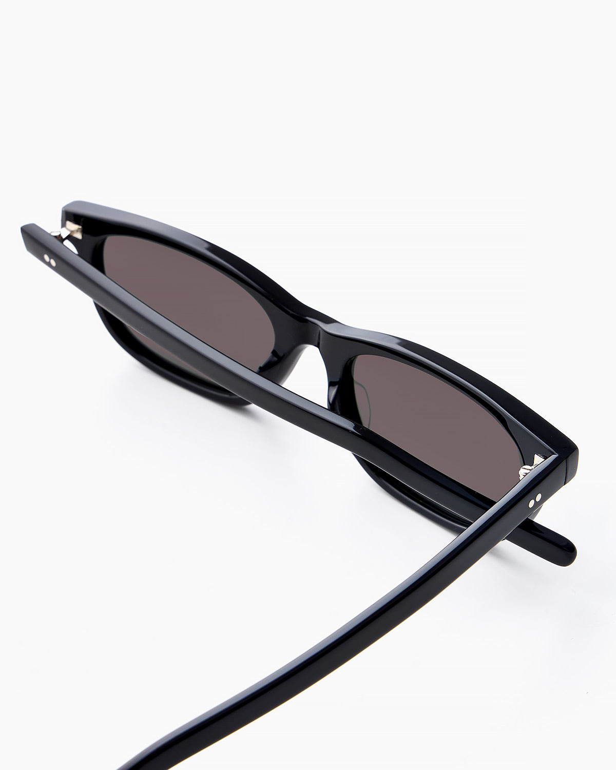 ME & JOE Darya black sunglasses – detail view