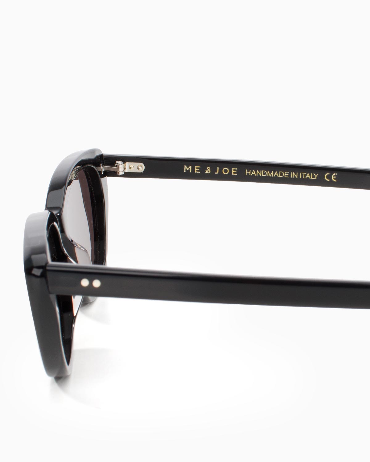 ME & JOE Emily black sunglasses – detail view