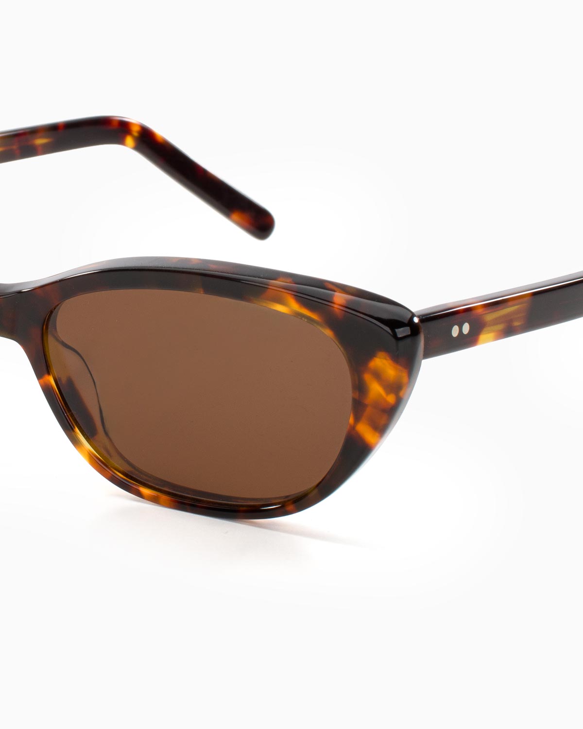 ME & JOE Emily spiced tortoise sunglasses – detail view