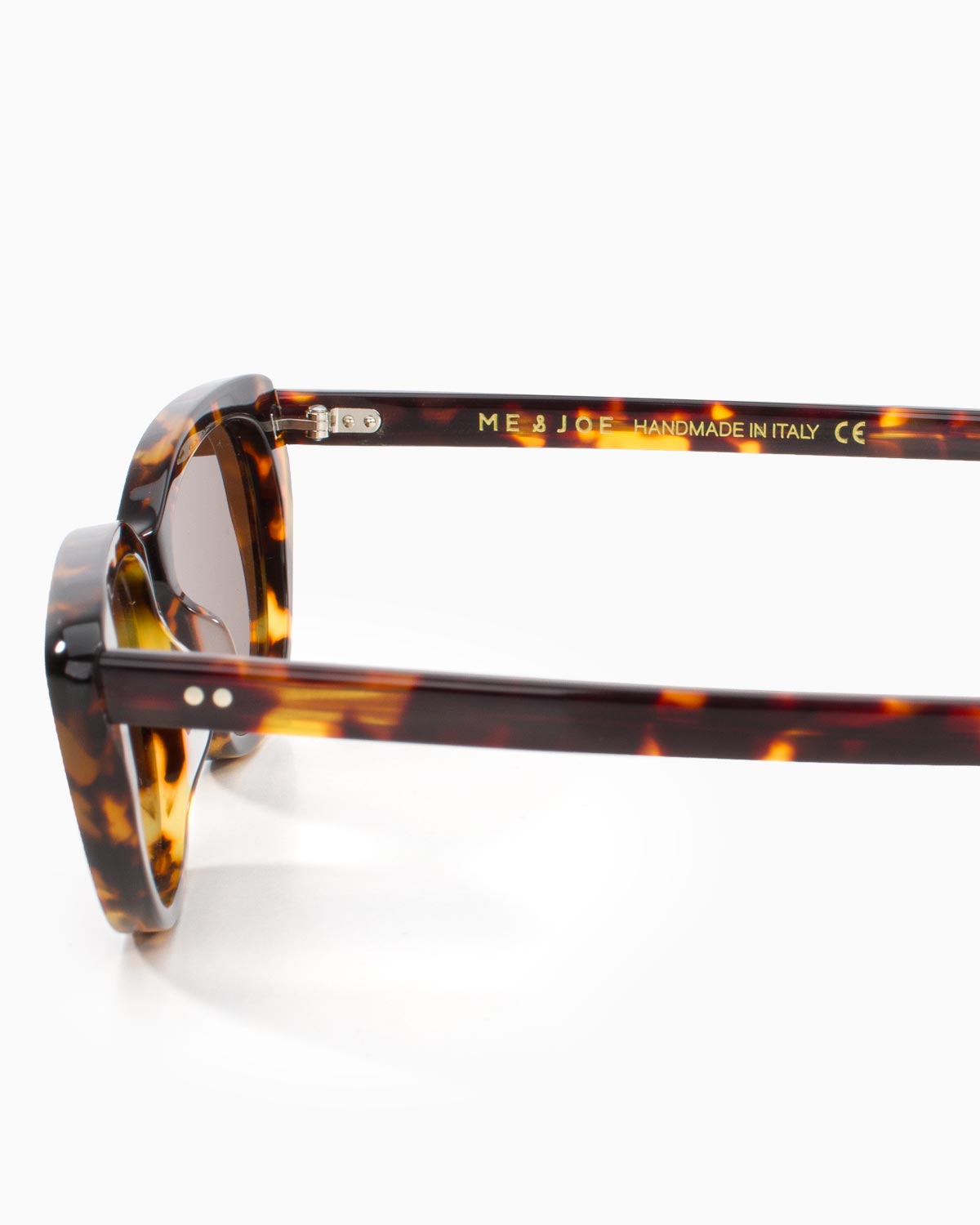 ME & JOE Emily spiced tortoise sunglasses – detail view
