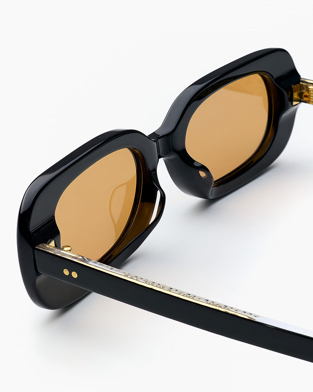 ME & JOE Gaby black sunglasses with orange lenses – detail view