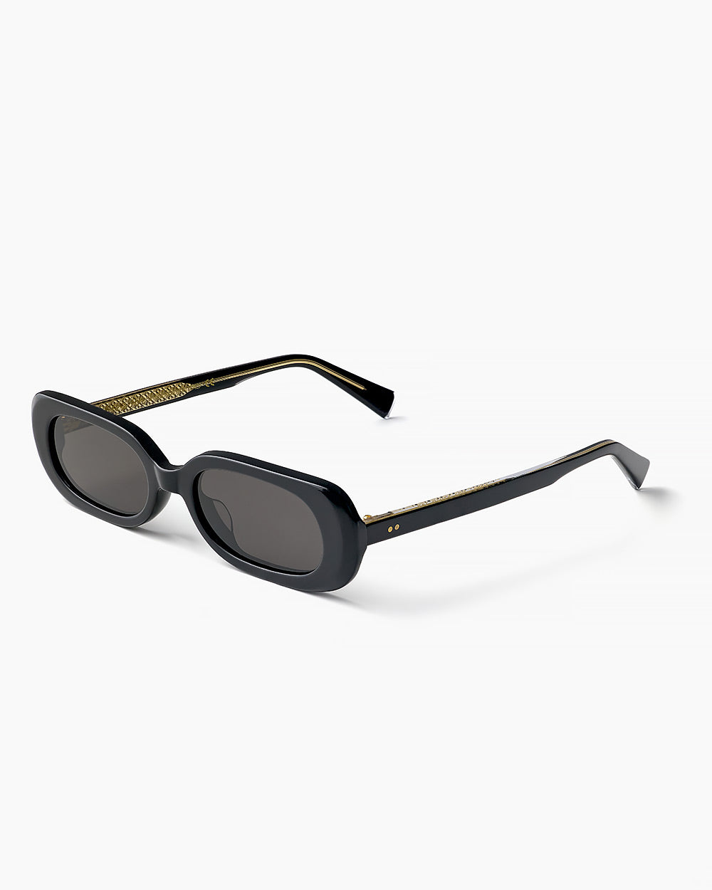 ME & JOE Gaby black sunglasses – three-quarter view