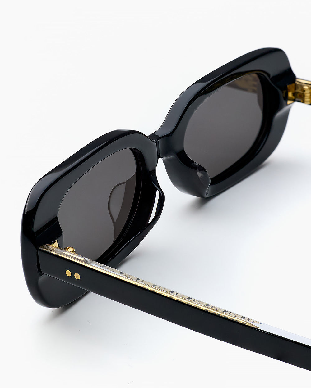ME & JOE Gaby black sunglasses – detail view