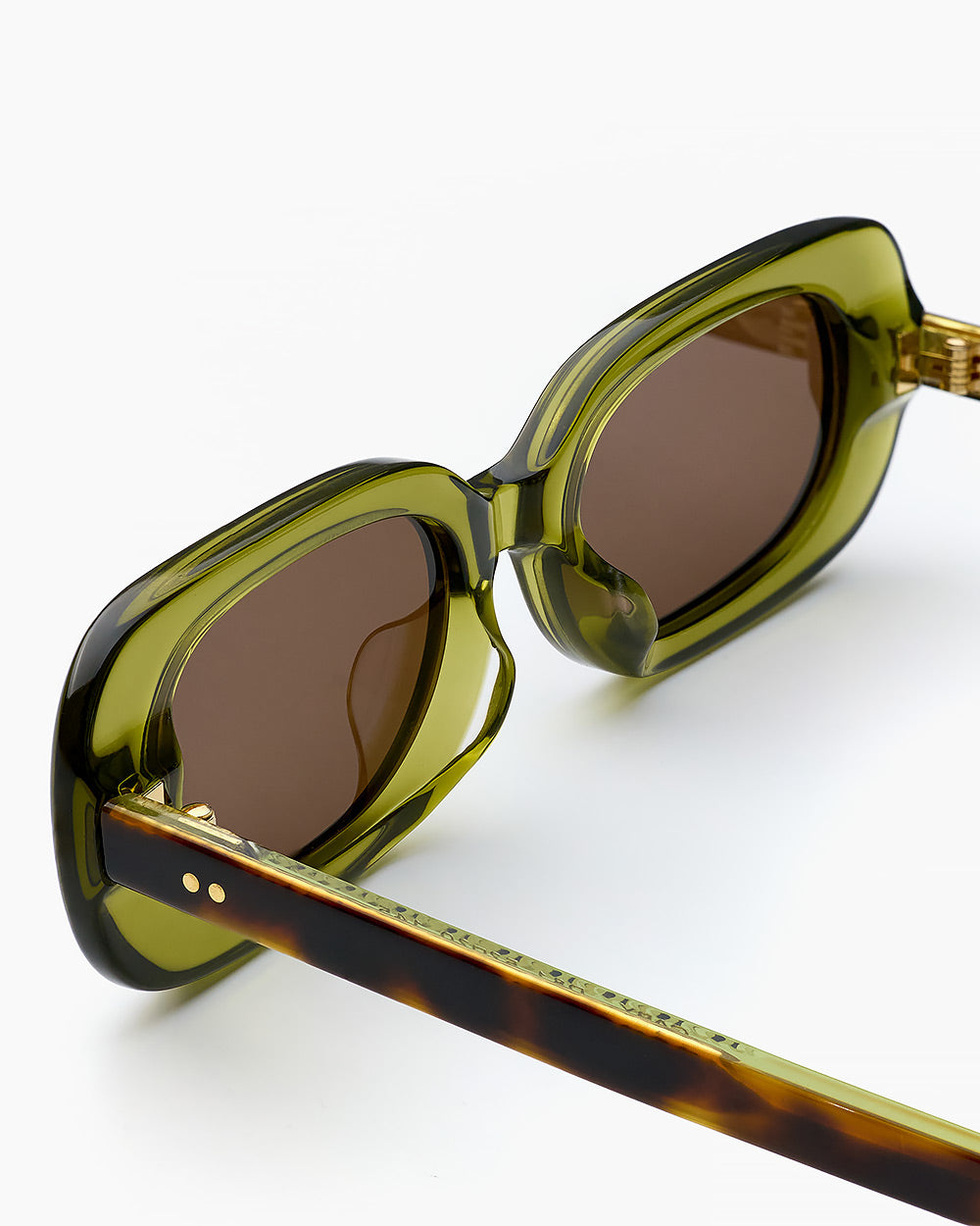 ME & JOE Gaby green tortoise sunglasses – detail view