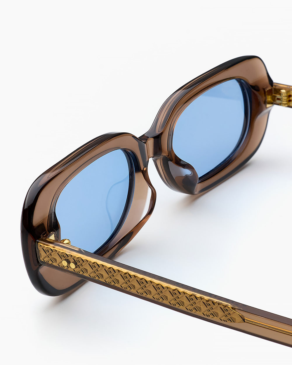 ME & JOE Gaby mocha sunglasses with blue lenses – detail view