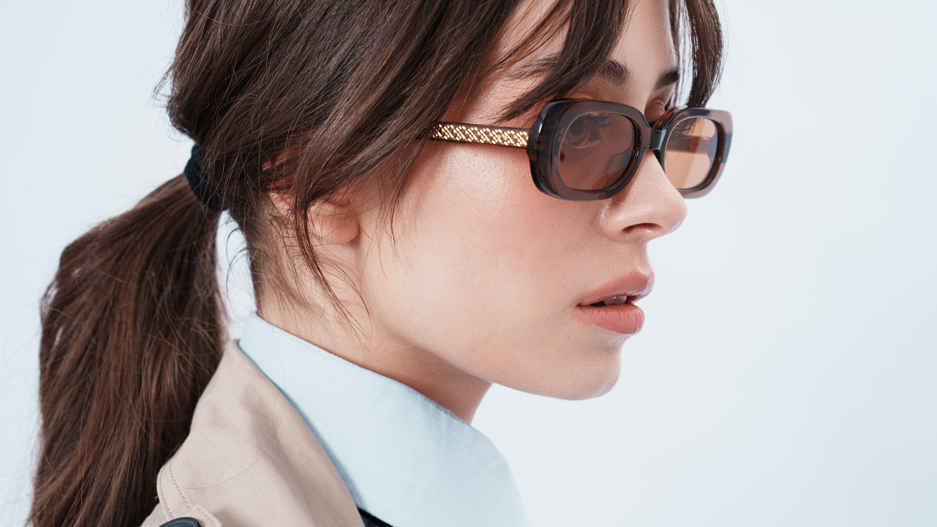 ME & JOE Gaby mocha sunglasses with orange lenses – three-quarter view