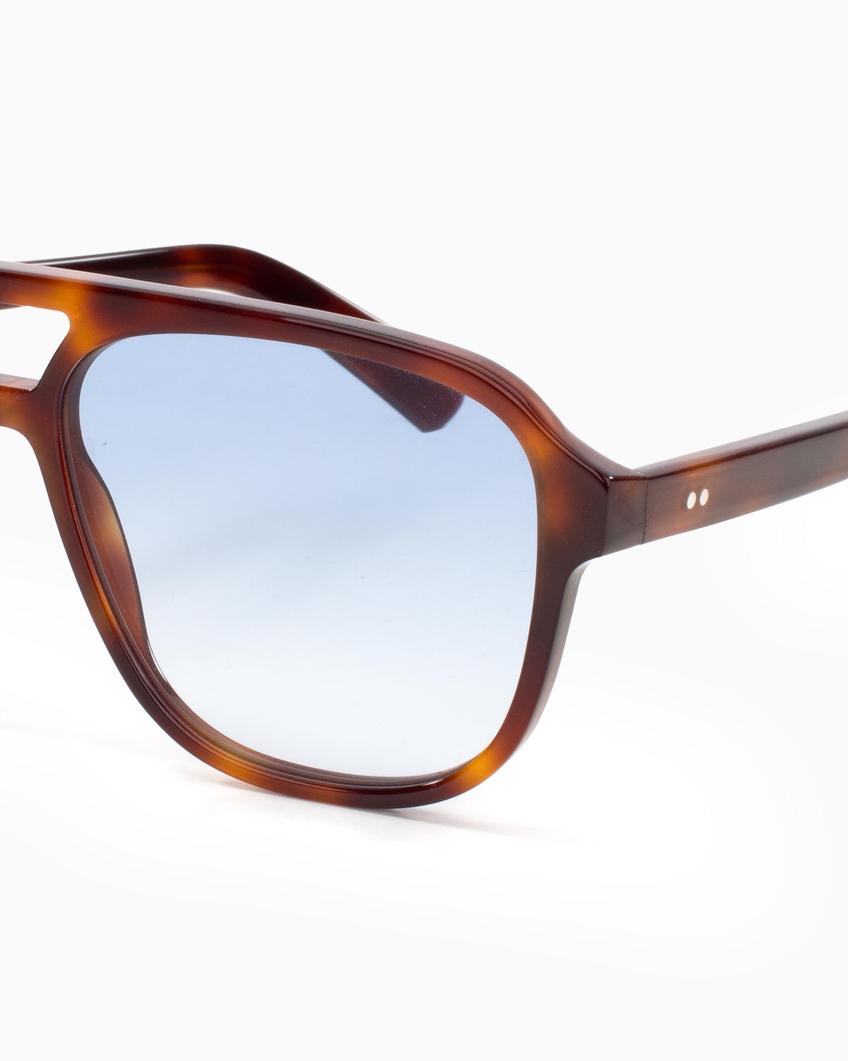 ME & JOE Hector tortoise sunglasses with light blue gradient lenses - detail view