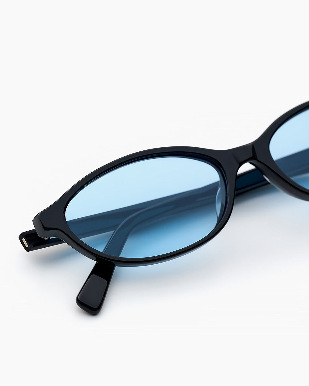 ME & JOE Ines black sunglasses with light blue lenses – frame detail