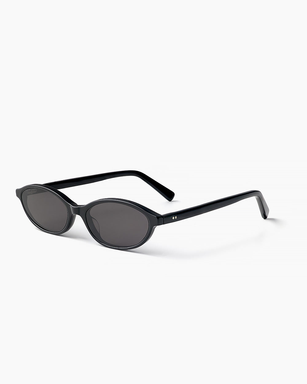 ME & JOE Ines black sunglasses – three-quarter view