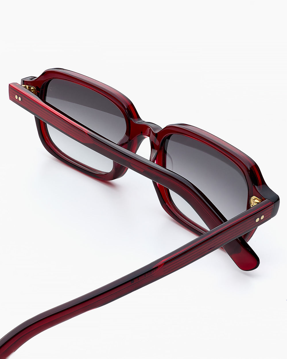 ME & JOE Jules burgundy sunglasses with black degrade lenses – detail view