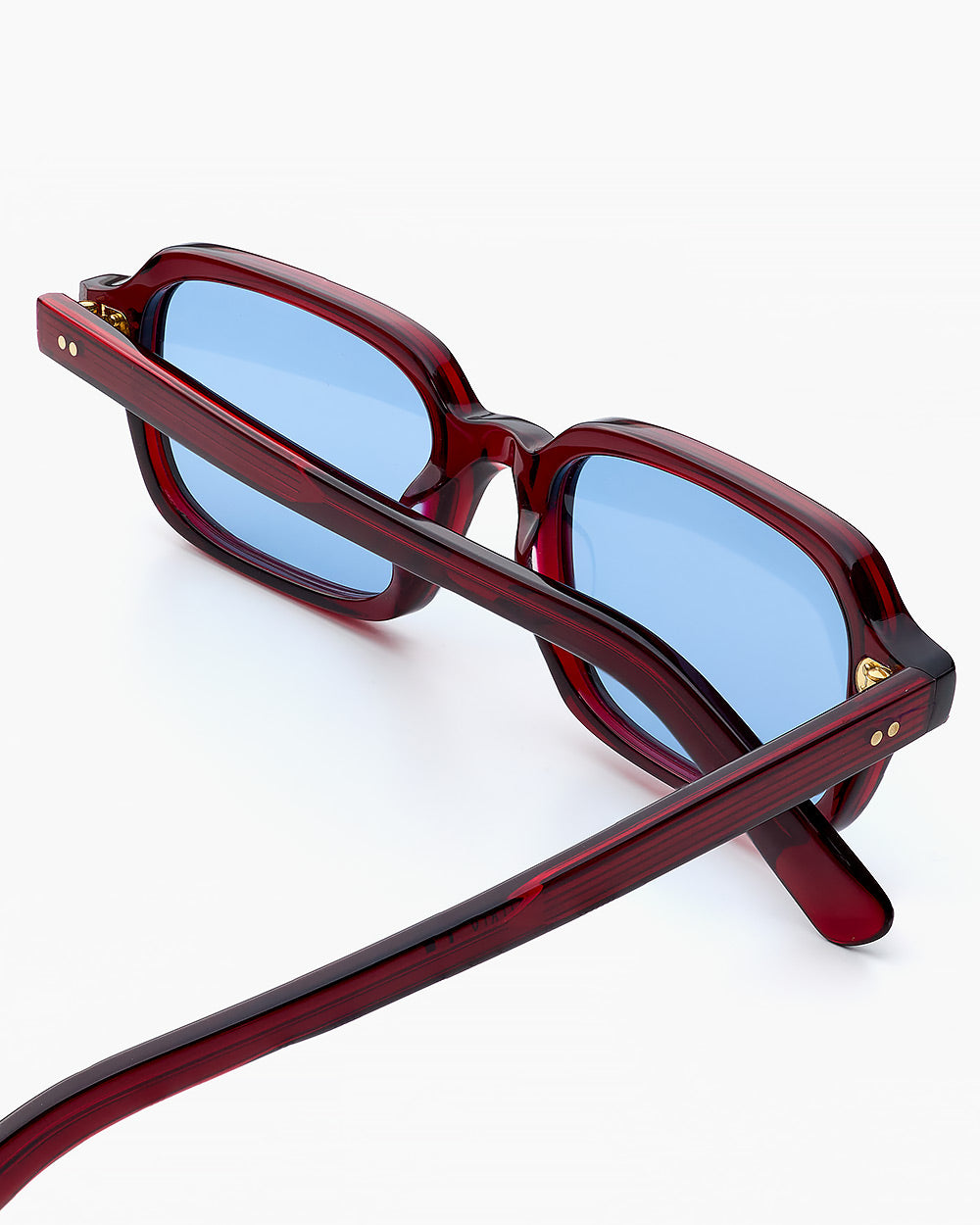 ME & JOE Jules burgundy sunglasses with blue lenses – detail view