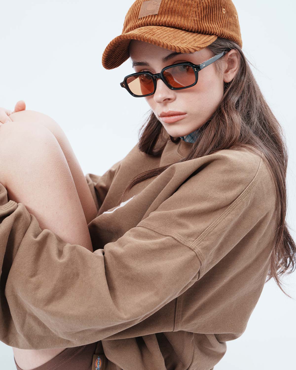 ME & JOE Jules black sunglasses with orange lenses – three-quarter view