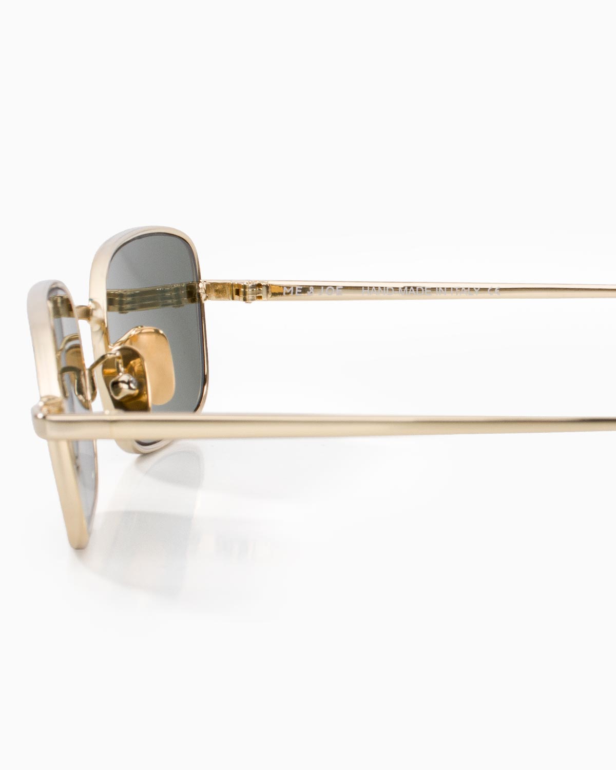 ME & JOE Luca gold sunglasses – temple and logo detail