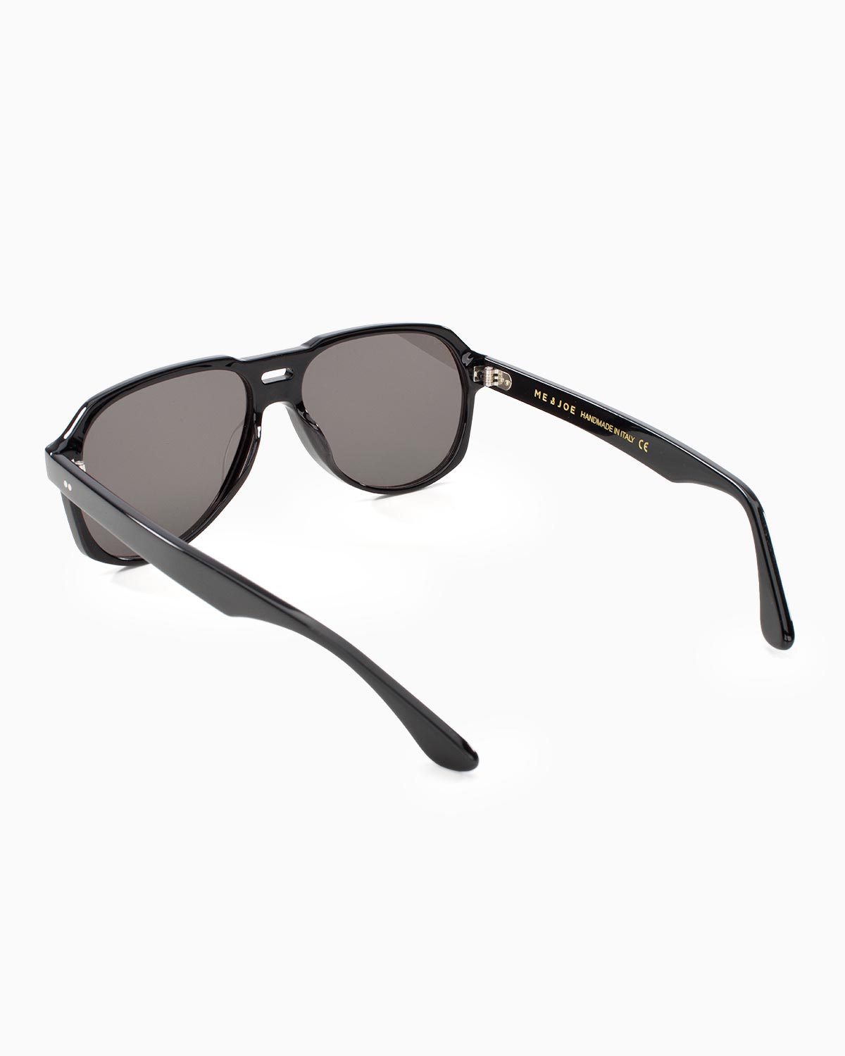 ME & JOE Maverick black sunglasses – three-quarter view