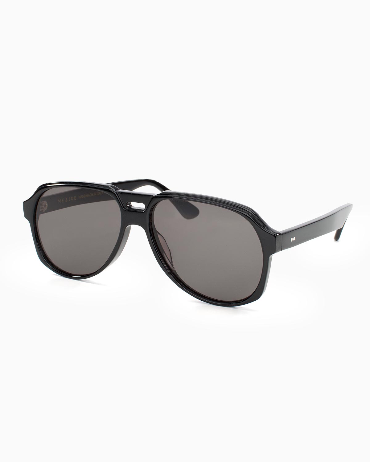 ME & JOE Maverick black sunglasses – three-quarter view