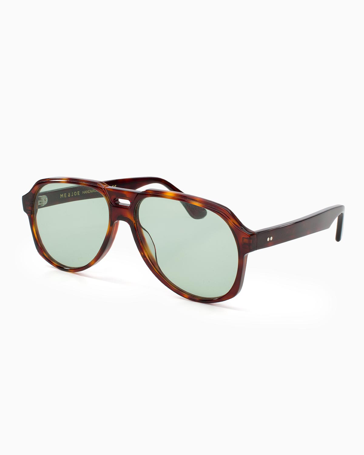ME & JOE Maverick tortoise sunglasses with light green lenses - three-quarter view