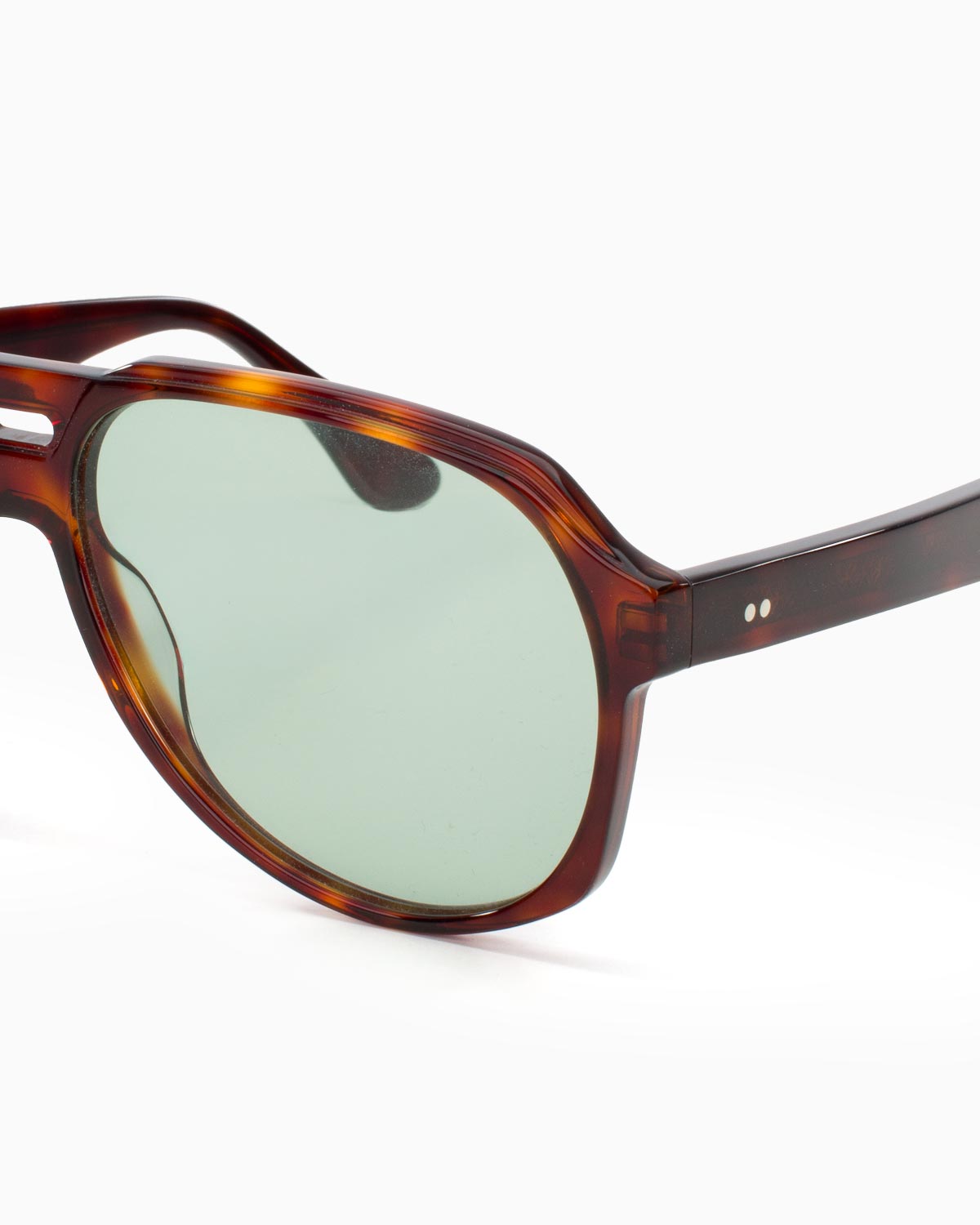 ME & JOE Maverick tortoise sunglasses with light green lenses - close-up view