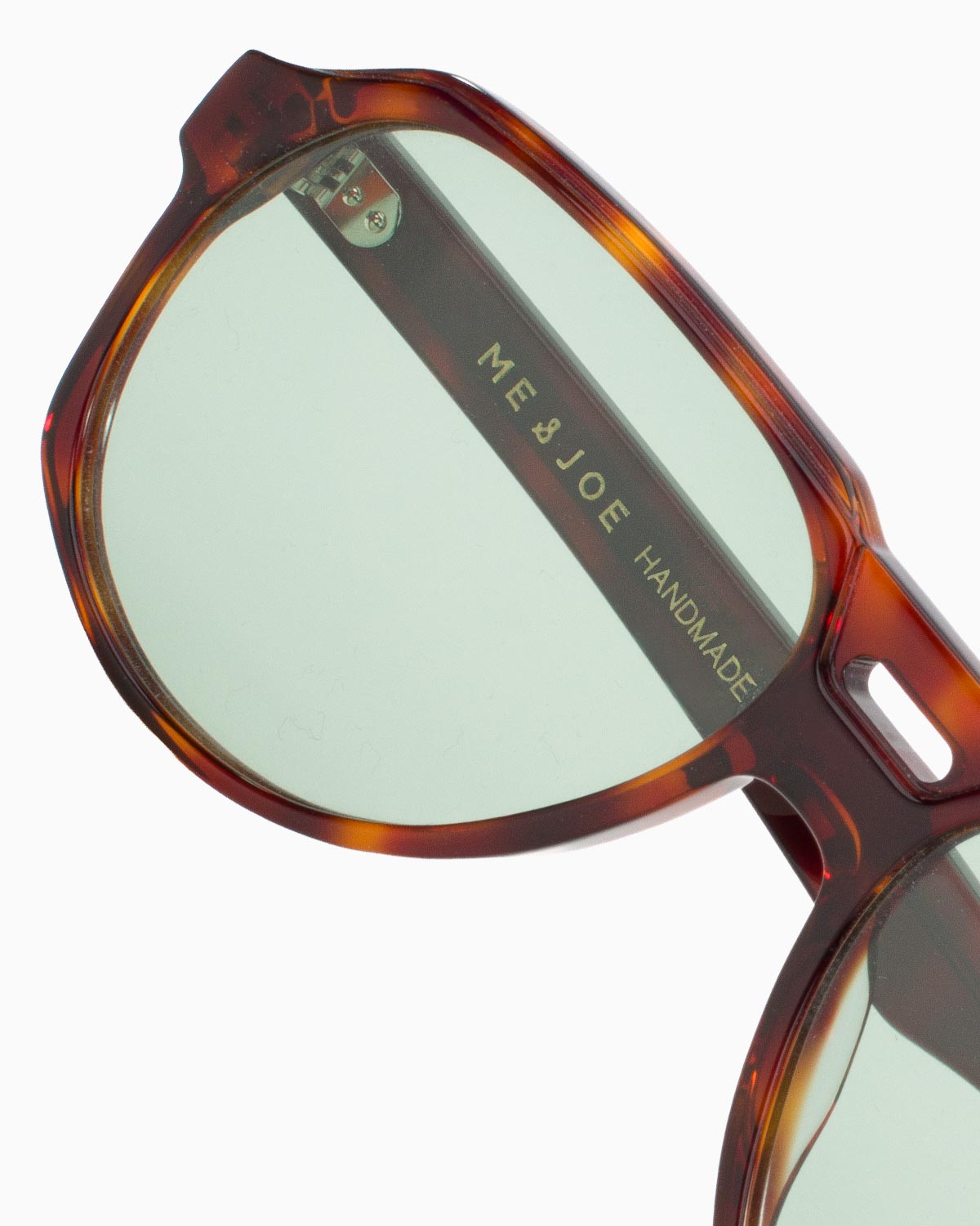 ME & JOE Maverick tortoise sunglasses with light green lenses - detail view