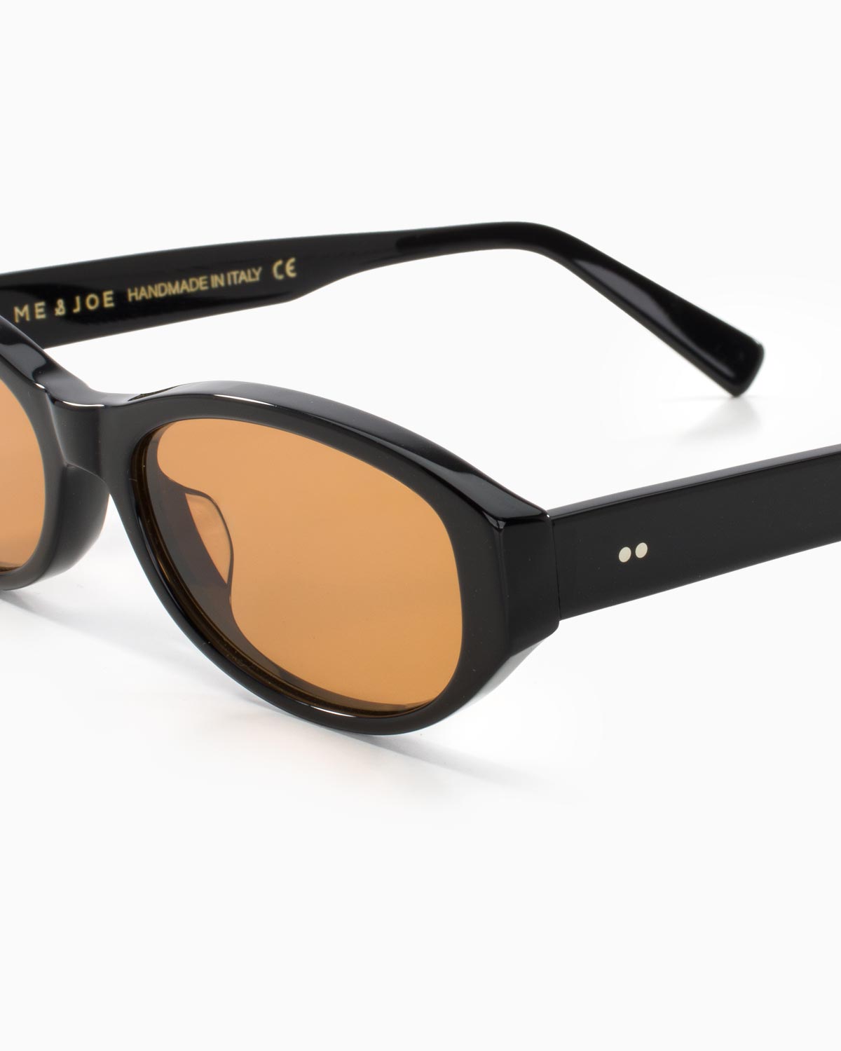 ME & JOE Muse black sunglasses with orange lenses – frame detail