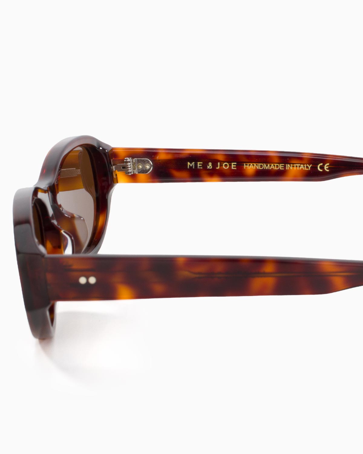 ME & JOE Muse cherry tortoise sunglasses – temple and logo detail