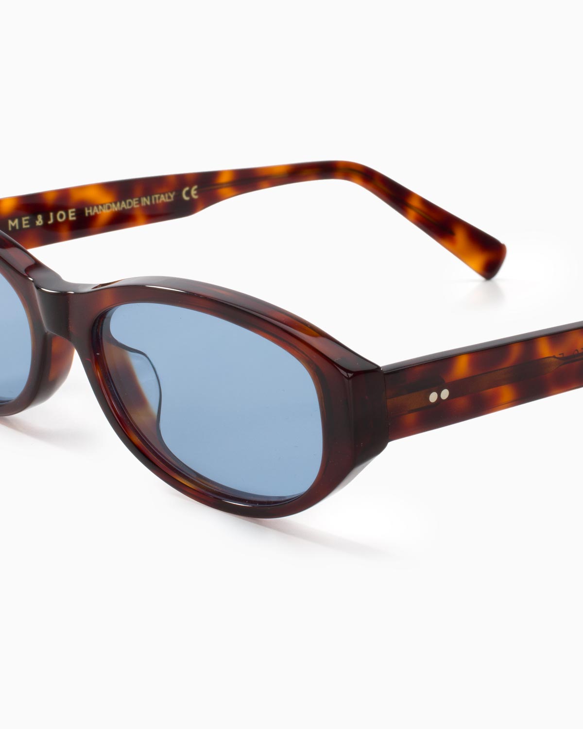 ME & JOE Muse cherry tortoise sunglasses with light blue lenses – frame detail