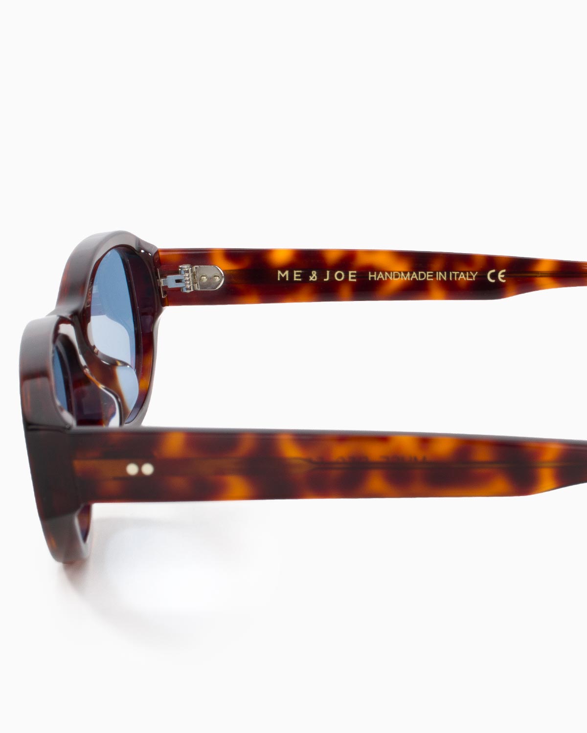 ME & JOE Muse cherry tortoise sunglasses with light blue lenses – temple and logo detail