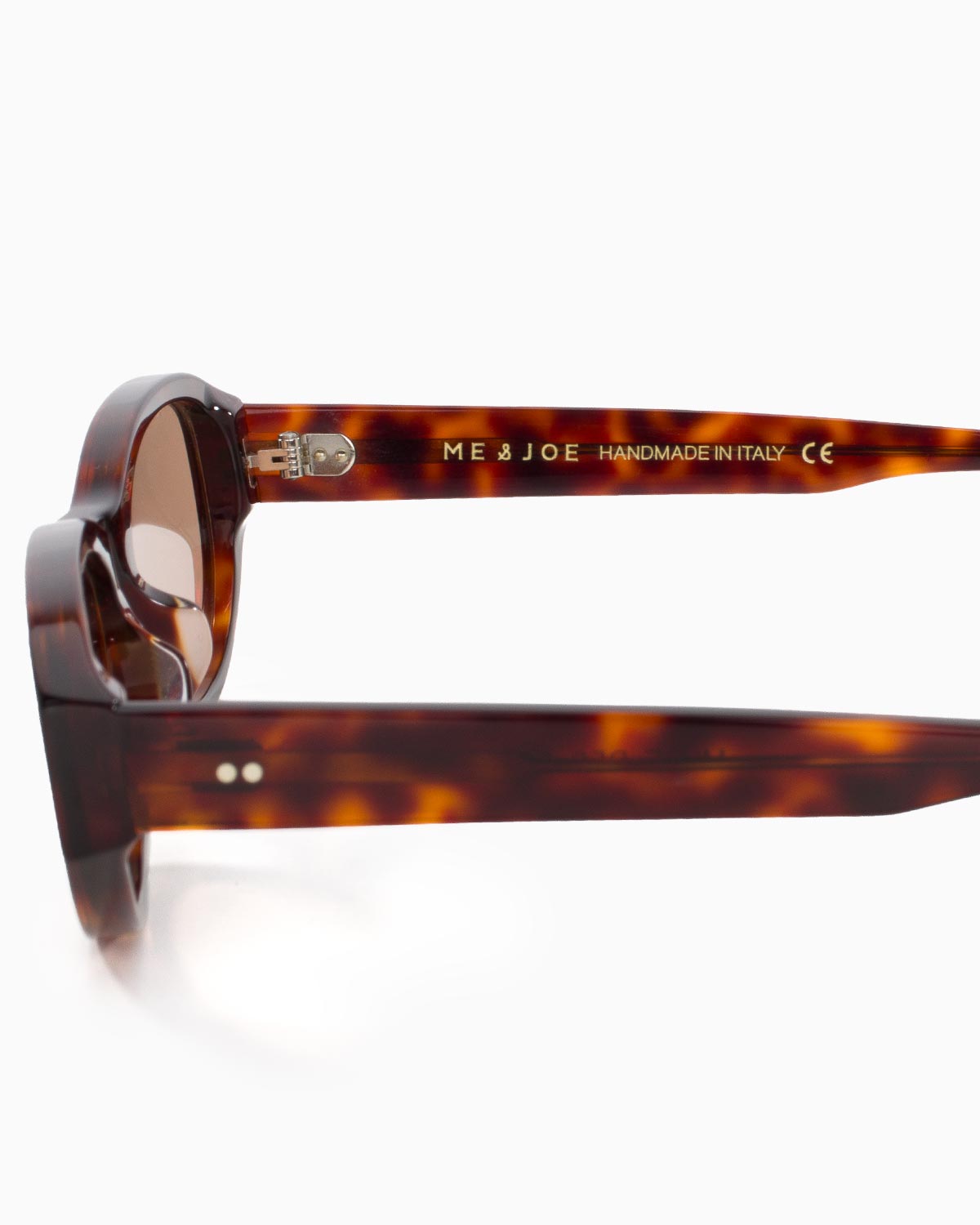 ME & JOE Muse cherry tortoise sunglasses with light brown lenses – tempe and logo detail