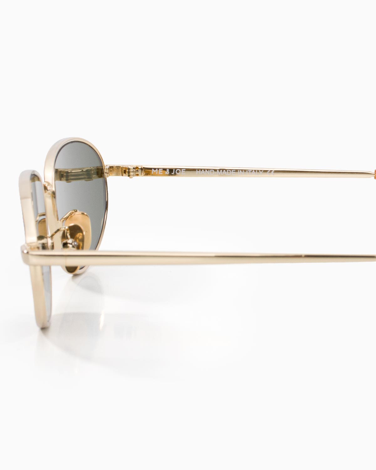 ME & JOE Noma gold sunglasses – temple and logo detail