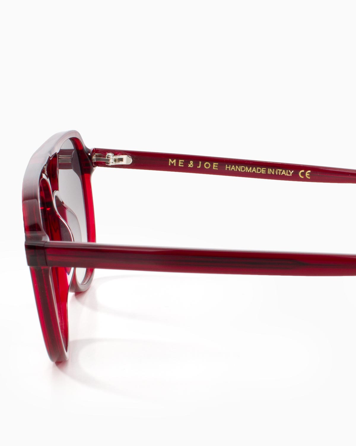 ME & JOE Rene burgundy sunglasses with grey gradient lenses - detail view
