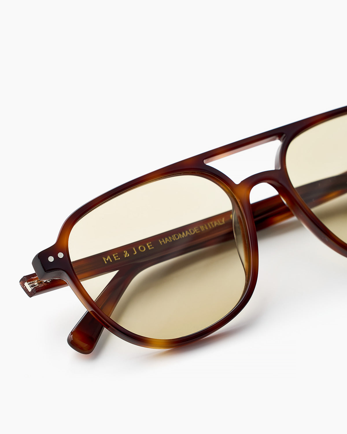 ME & JOE Rene tortoise sunglasses with sand lenses - detailed view