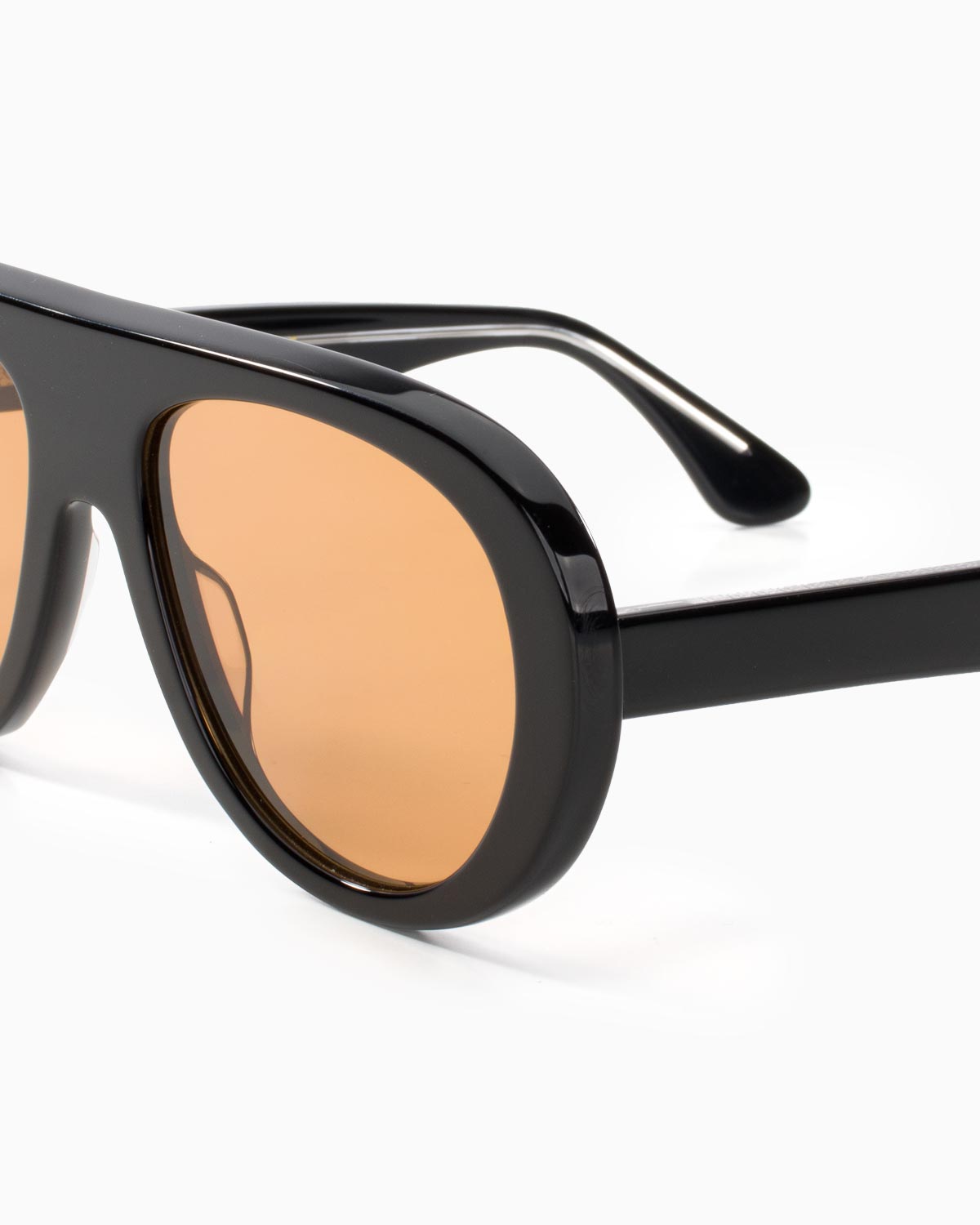 ME & JOE Riviera black sunglasses with orange lenses – detail view