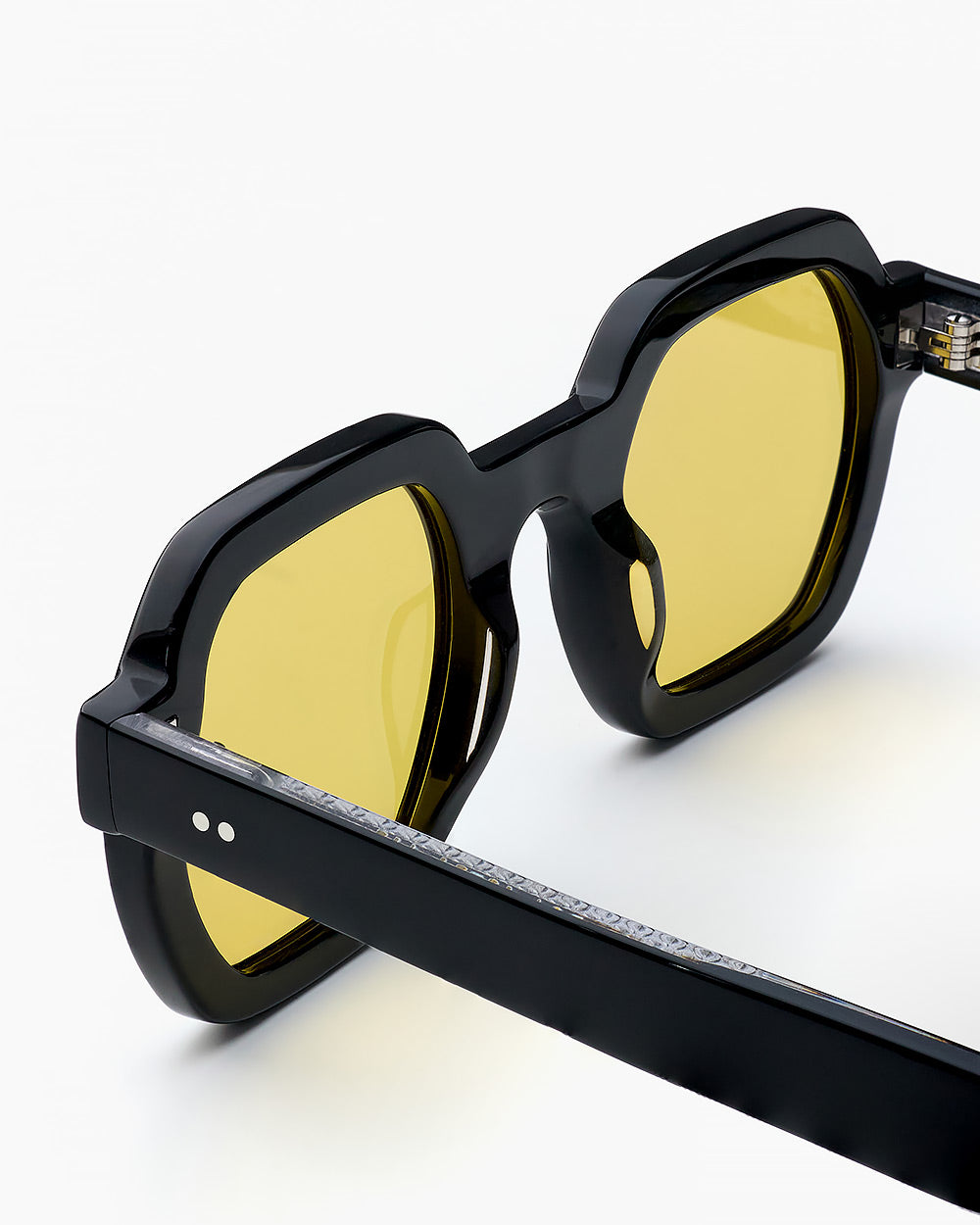 ME & JOE Sandro black sunglasses with yellow lenses – detail view