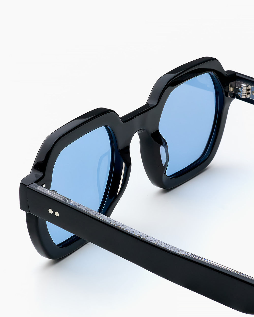 ME & JOE Sandro black sunglasses with blue lenses – detail view