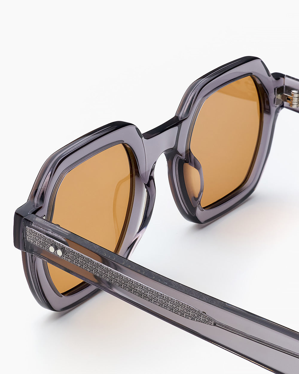 ME & JOE Sandro crystal grey sunglasses with orange lenses – detail view