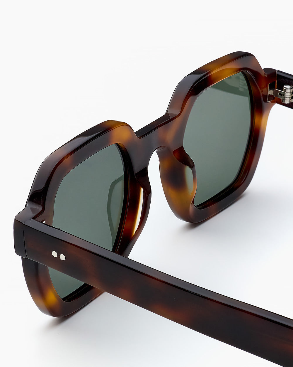 ME & JOE Sandro tortoise sunglasses – detail view